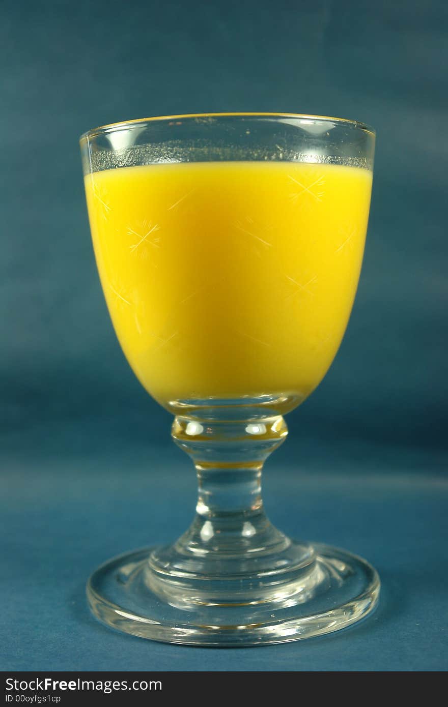 A picture of a fresh glass of orange juice