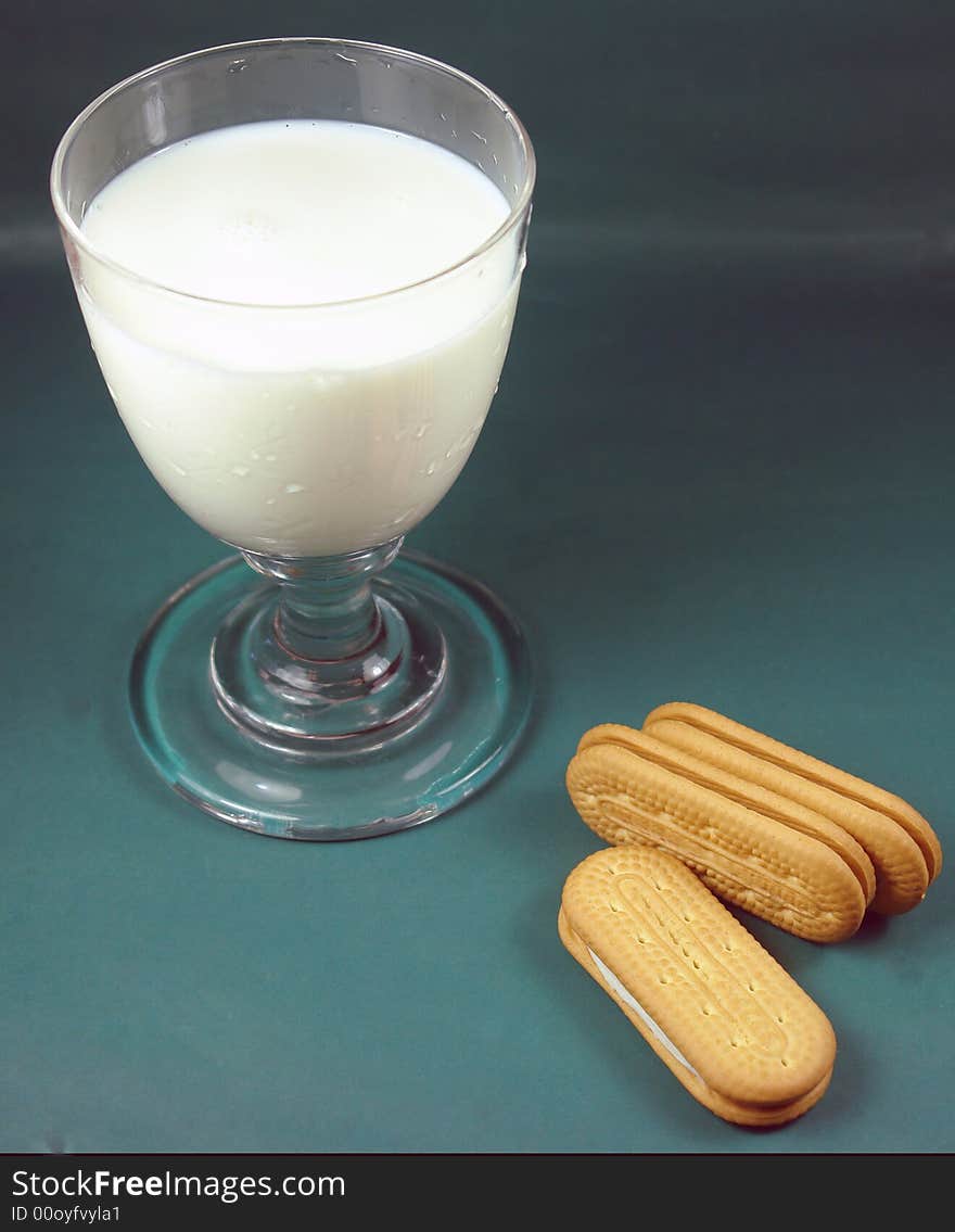 A picture of a delicious glass of milk and cookies