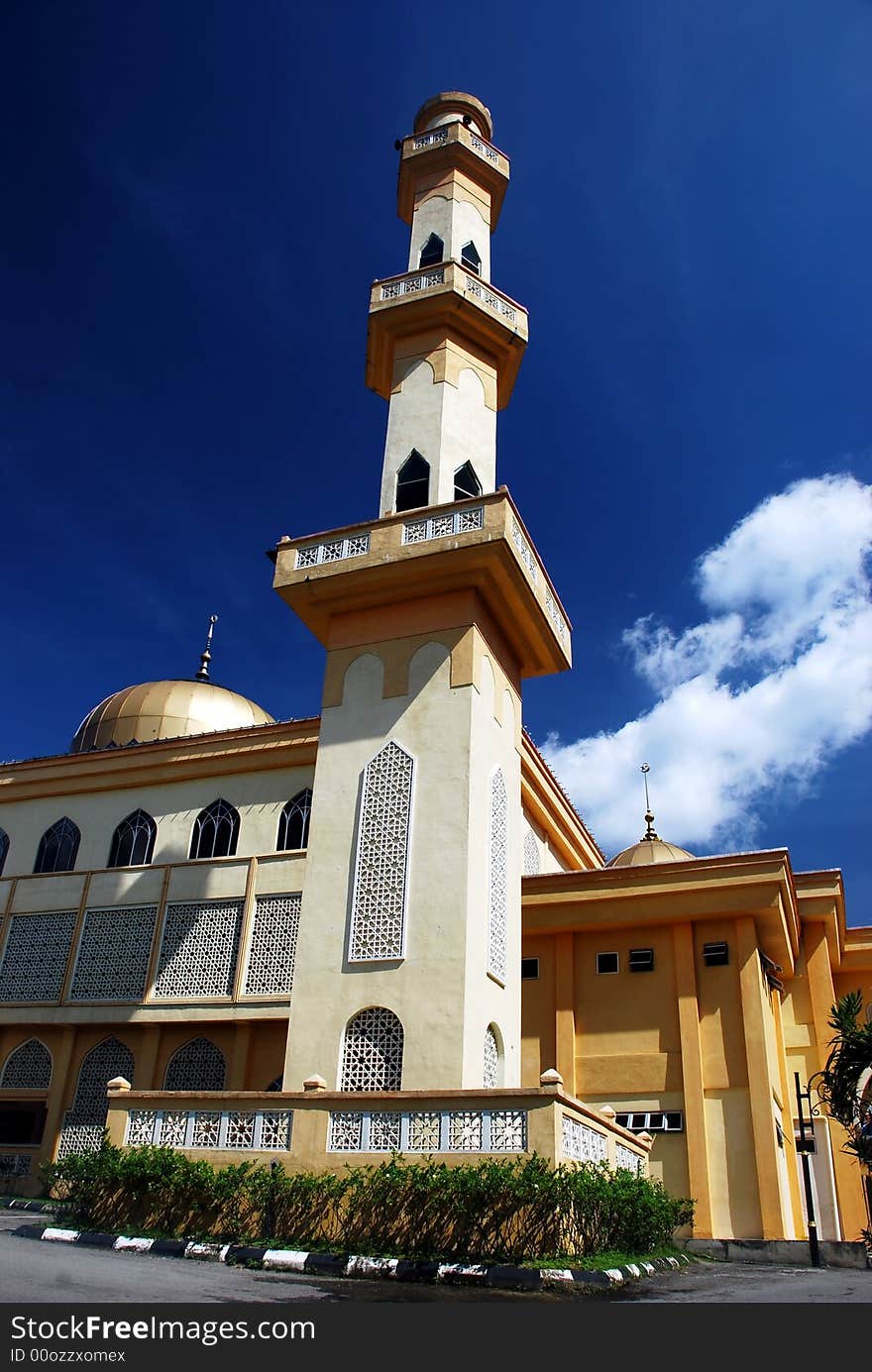 Focus a mosque image on the blue sky background