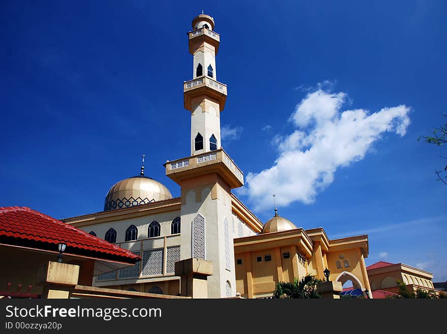 Focus a mosque image on the blue sky background