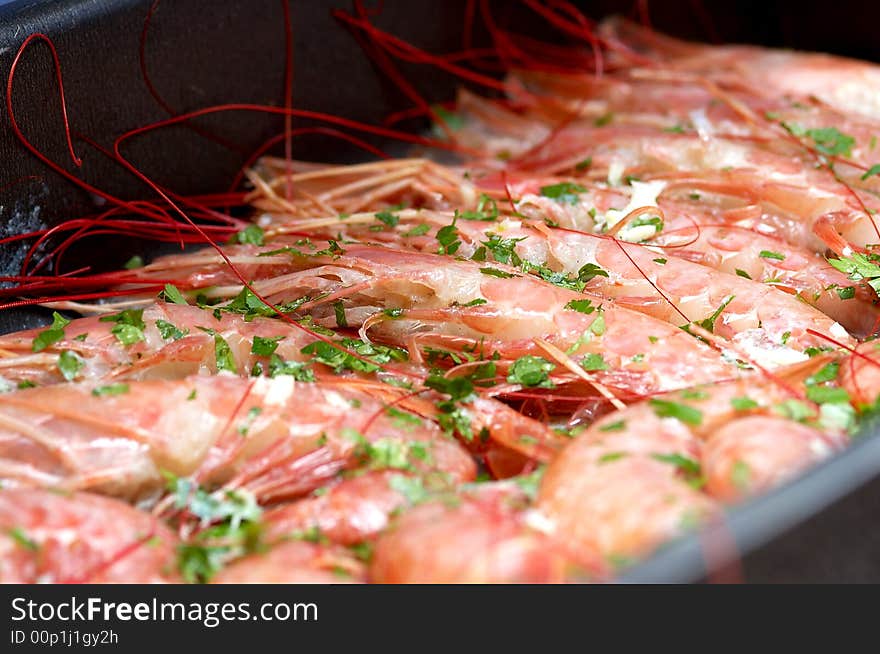 Prawns whit parsley before cooking