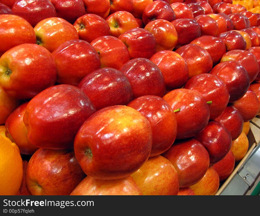 Rows of fresh apples in a grocery store. Rows of fresh apples in a grocery store