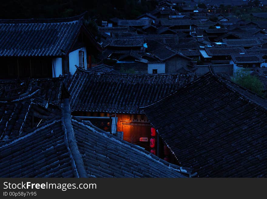 Old Town of Lijiang in southwest China's Yunnan Province, Lijiang City, also known as the Old Town of Lijiang town Institute, located in the central Dam Lijiang, it is historical and cultural city in China has not only the ancient city walls, 
    Old Town of Lijiang rivers in the construction of streets, clad in red breccia, not muddy the rainy season, the dry season will not fly ash, stone tread patterns on natural elegance, and the entire urban environment complement each other. 
    This is the Old Town of Lijiang morning.