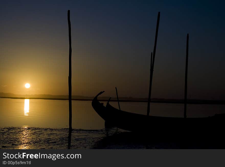 Moliceiro boat on the sunset