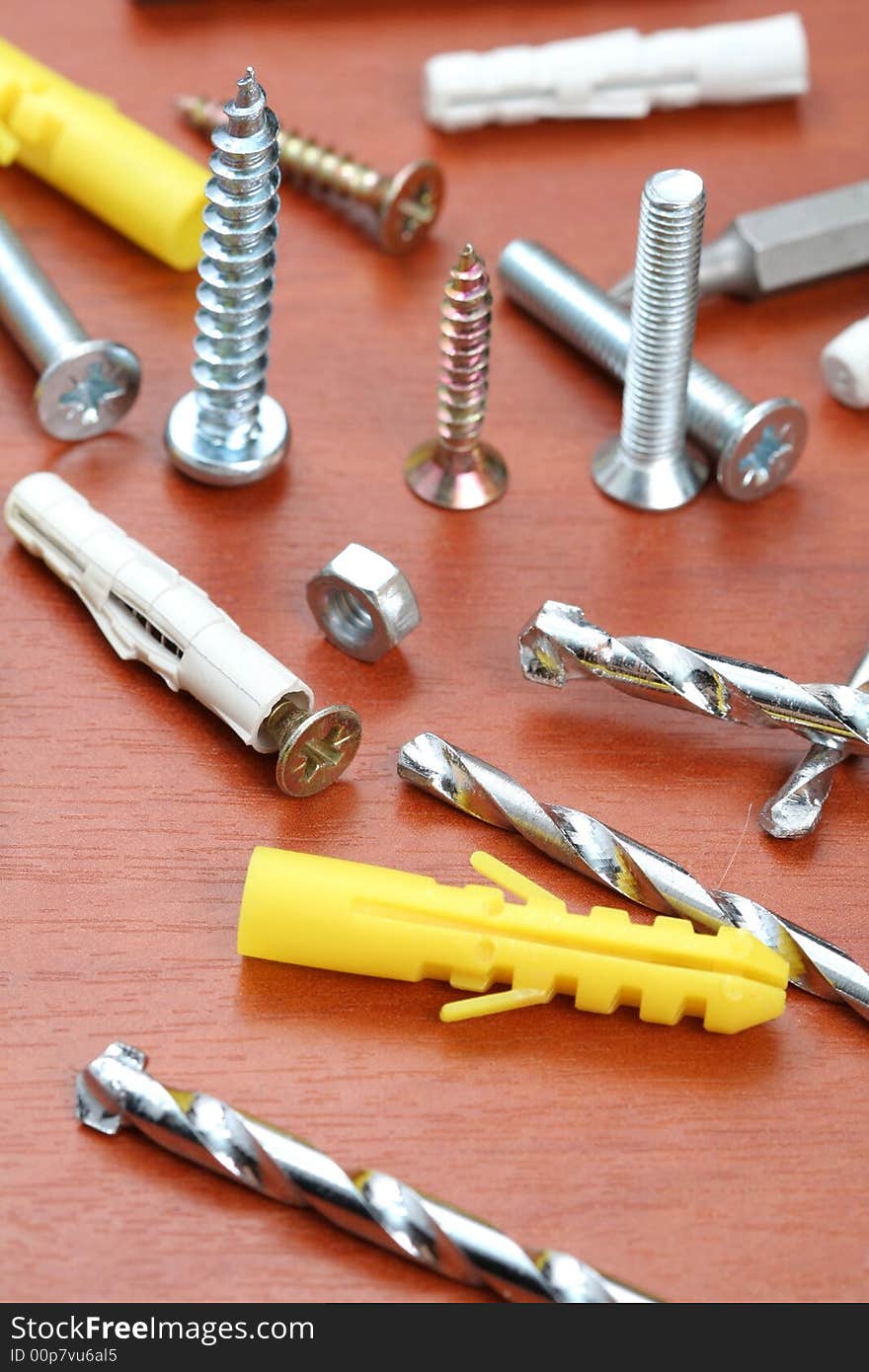 Drills, screws & Plugs