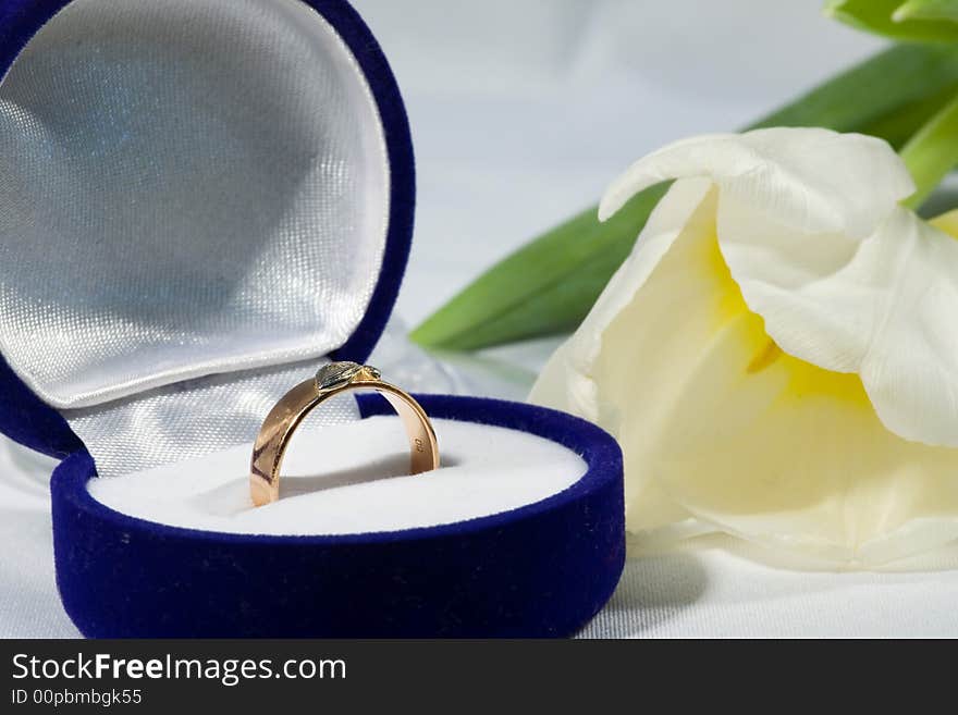 Gold ring with tulip