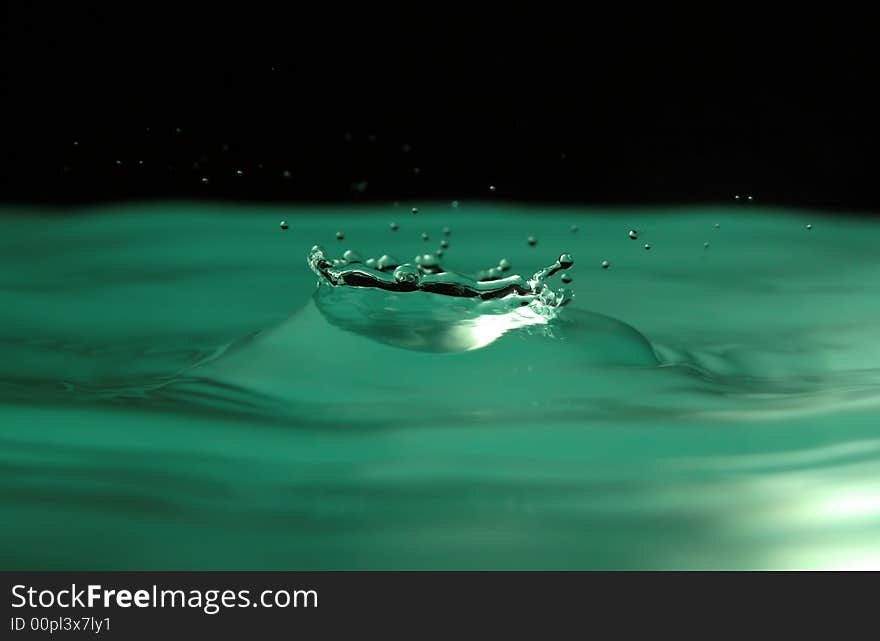 Movement of water is frozen by means of flash. Movement of water is frozen by means of flash