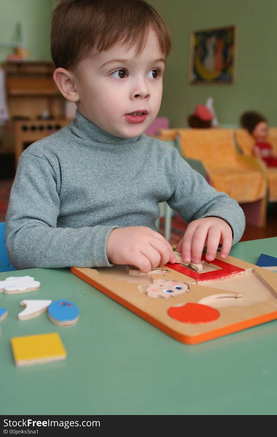 The child plays board games