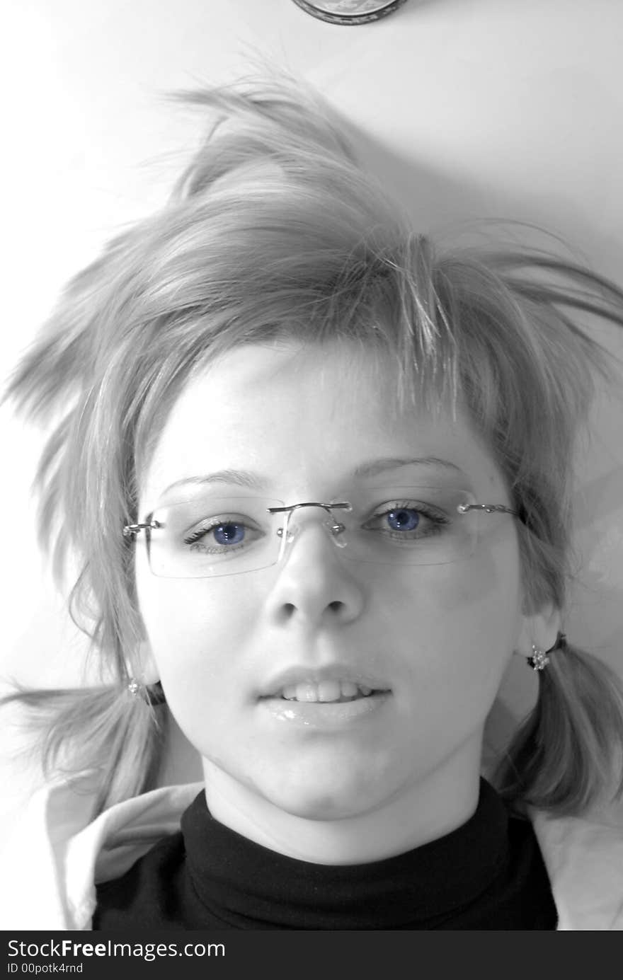 Portet serious young girl bespectacled. Monochrom. Portet serious young girl bespectacled. Monochrom.