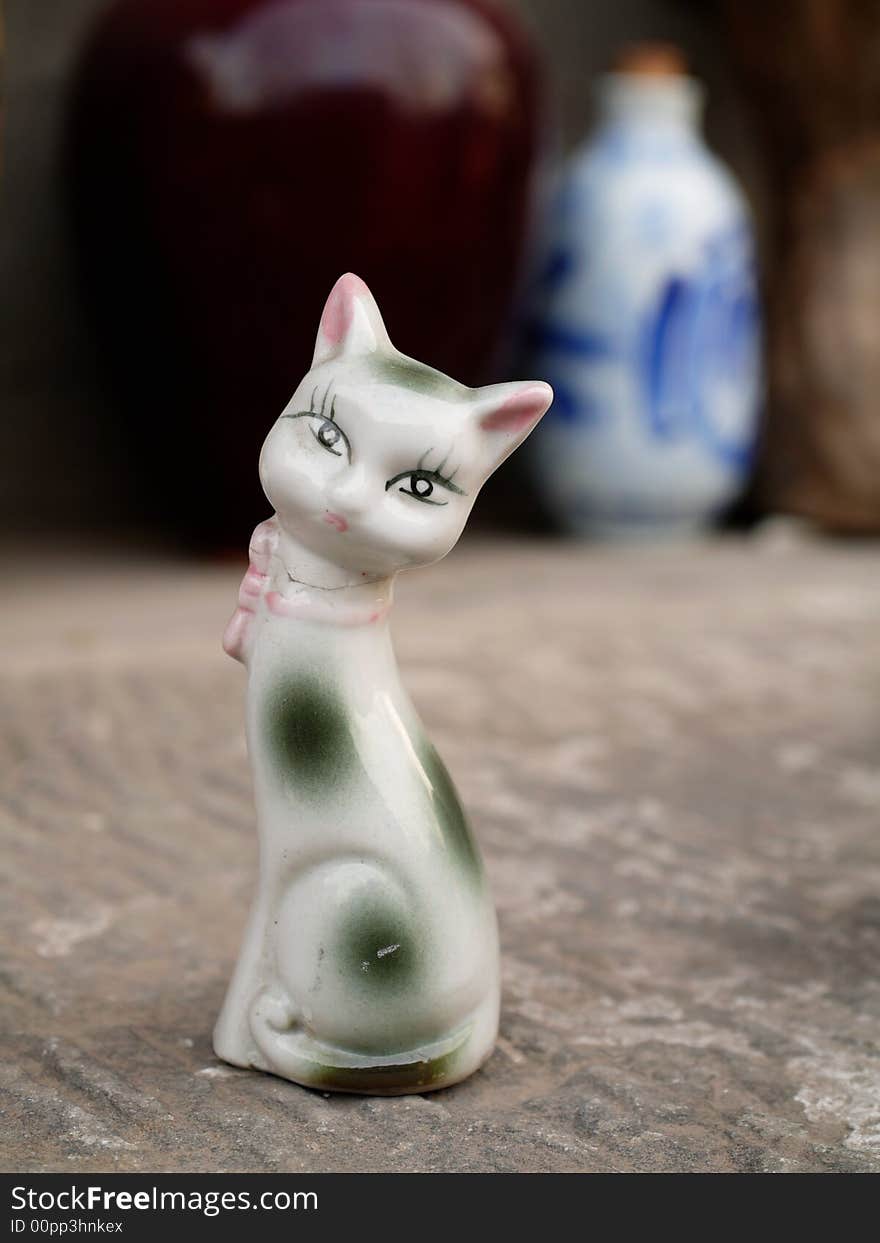 A nice old chinaware cat. A nice old chinaware cat