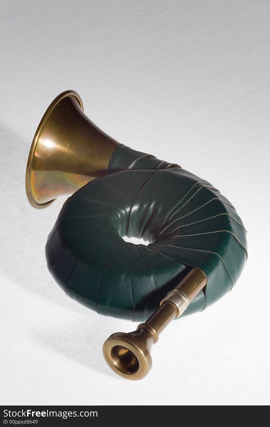 Taschenjagdhorn made of brass with green leather