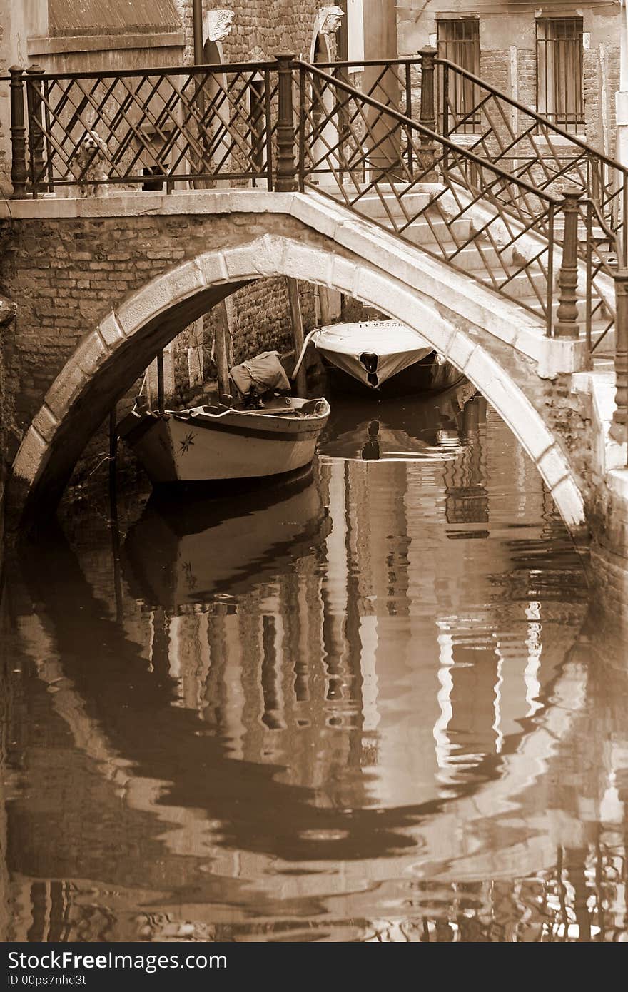 Foto di un ponte a venezia con riflessi e varche gondole mare laguna acqua. Foto di un ponte a venezia con riflessi e varche gondole mare laguna acqua