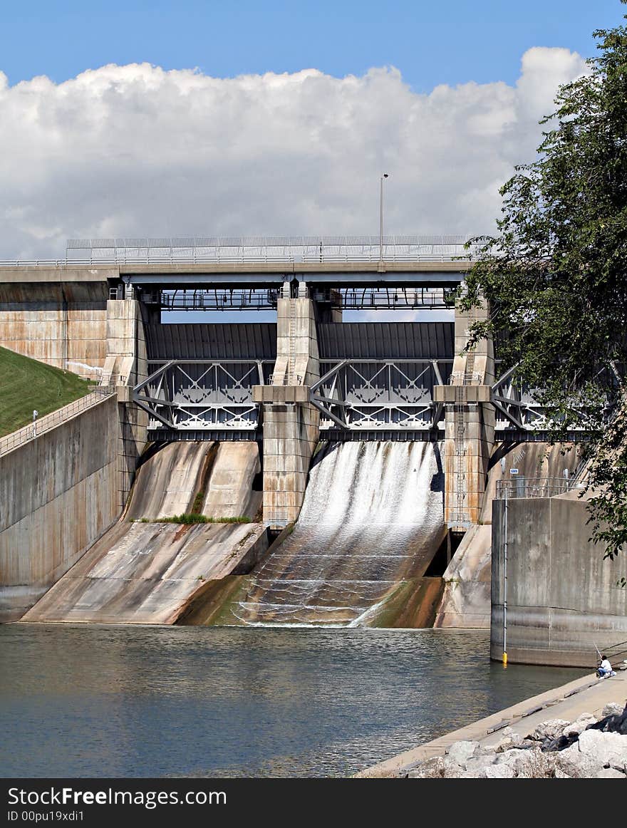 Lake shelbyville illinois spillway into the kaskaskia river