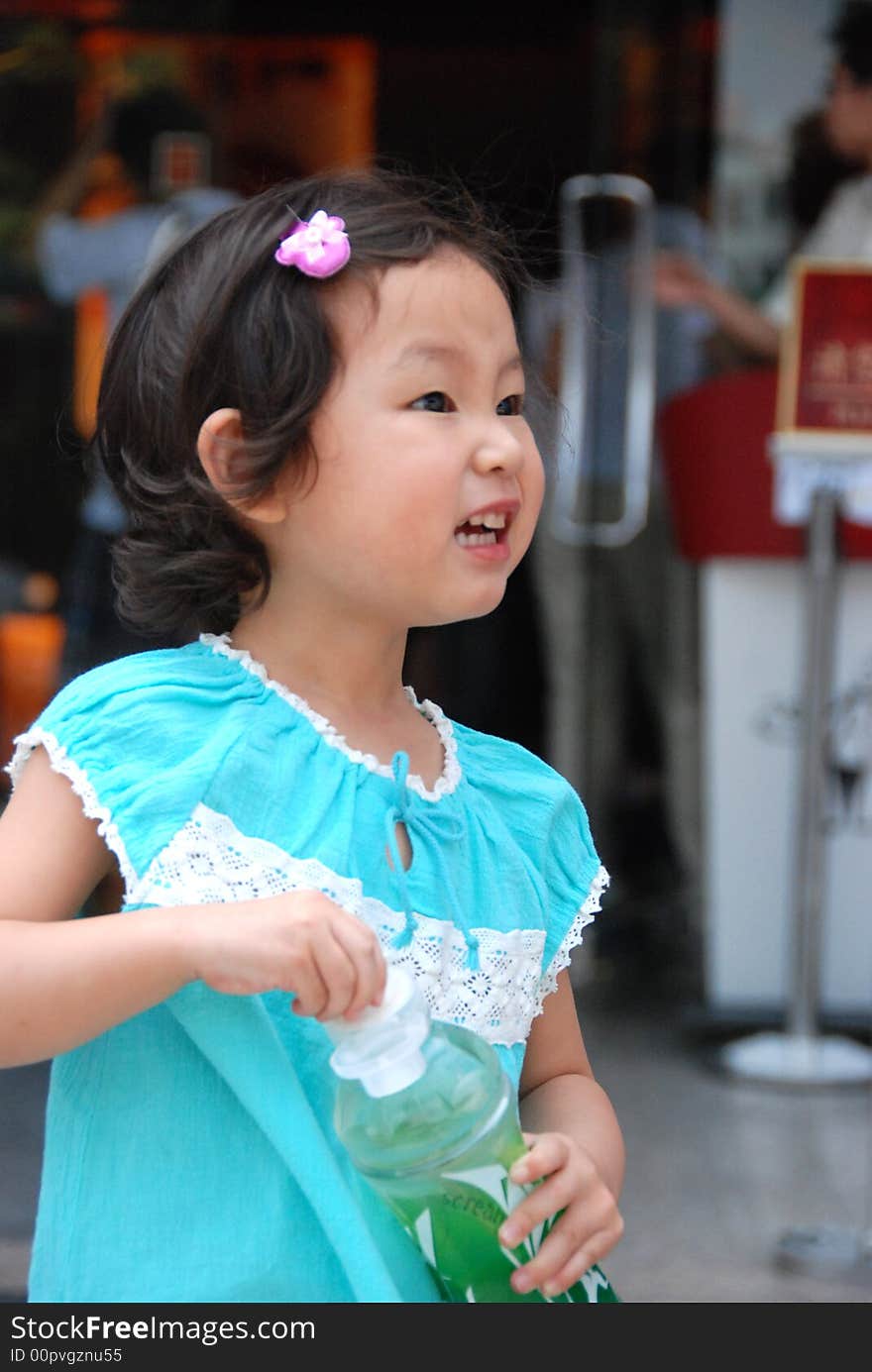 She is a beautiful Chinese young child。There's a mischievous look on her face. She is a beautiful Chinese young child。There's a mischievous look on her face.