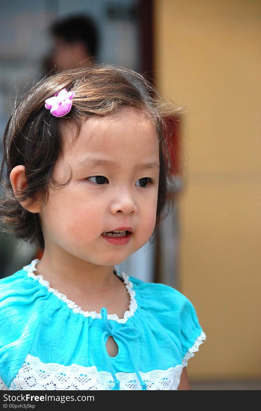 She is a beautiful Chinese young child。There's a mischievous look on her face. She is a beautiful Chinese young child。There's a mischievous look on her face.