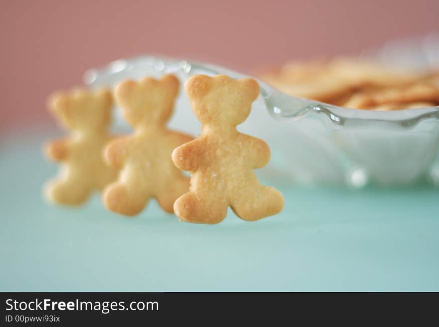 Cookies in the form of three bears near a plate