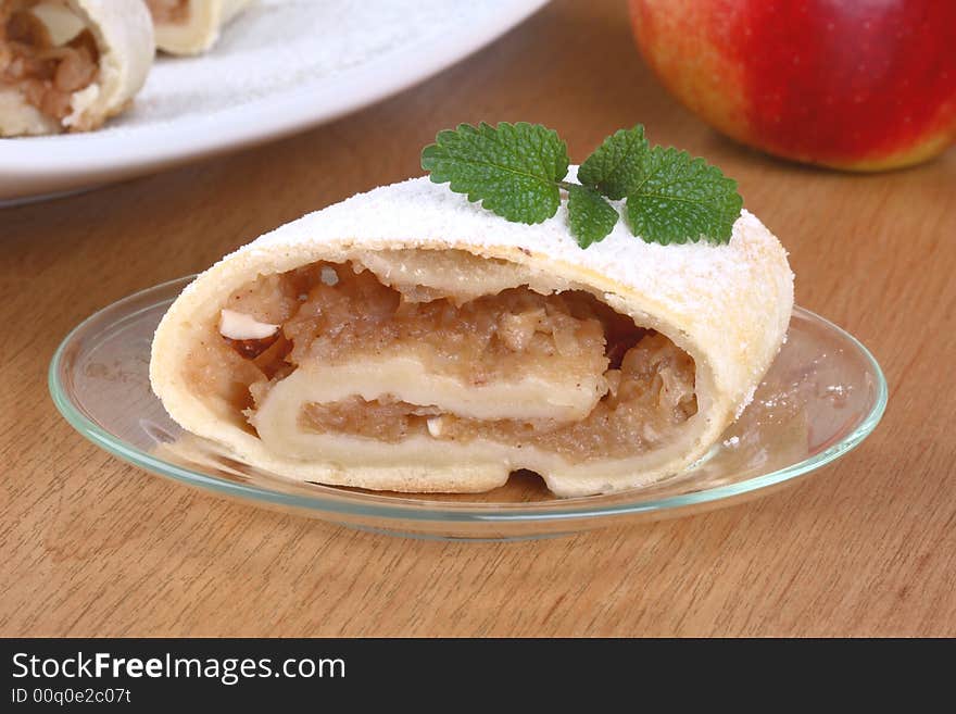 Apple roll (strudel)