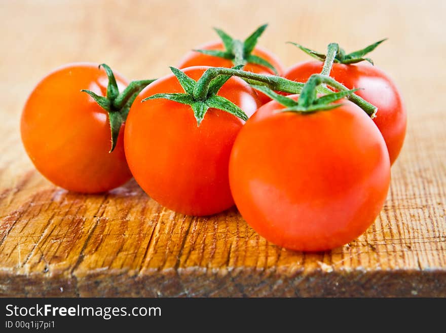 Five tomatoes on the vine