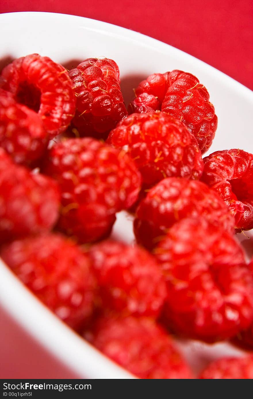 A dish of raspberries