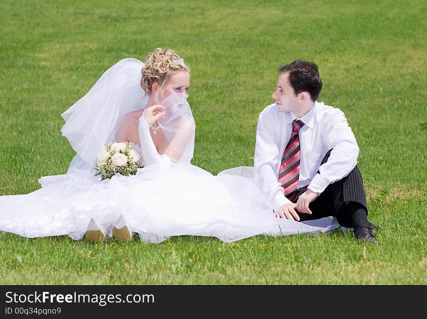 A bride and a groom looking one to another on the