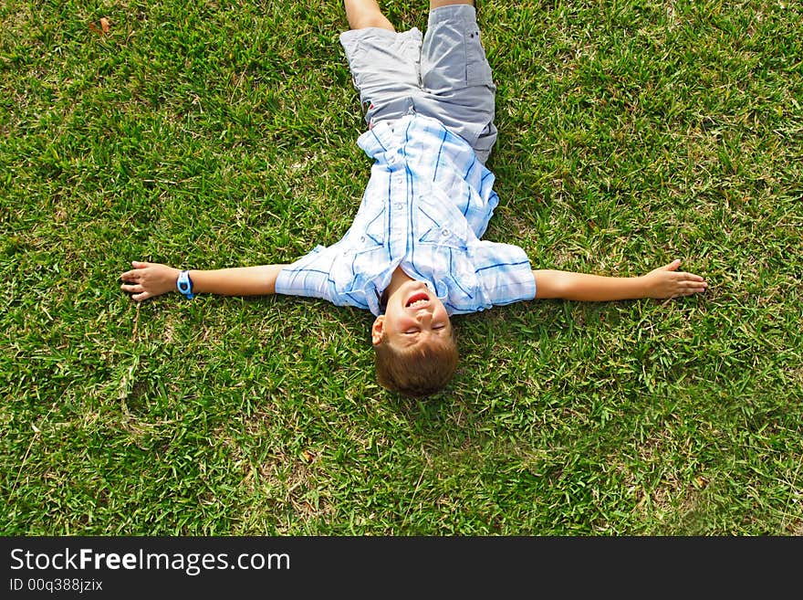 Little kid lying on the grass