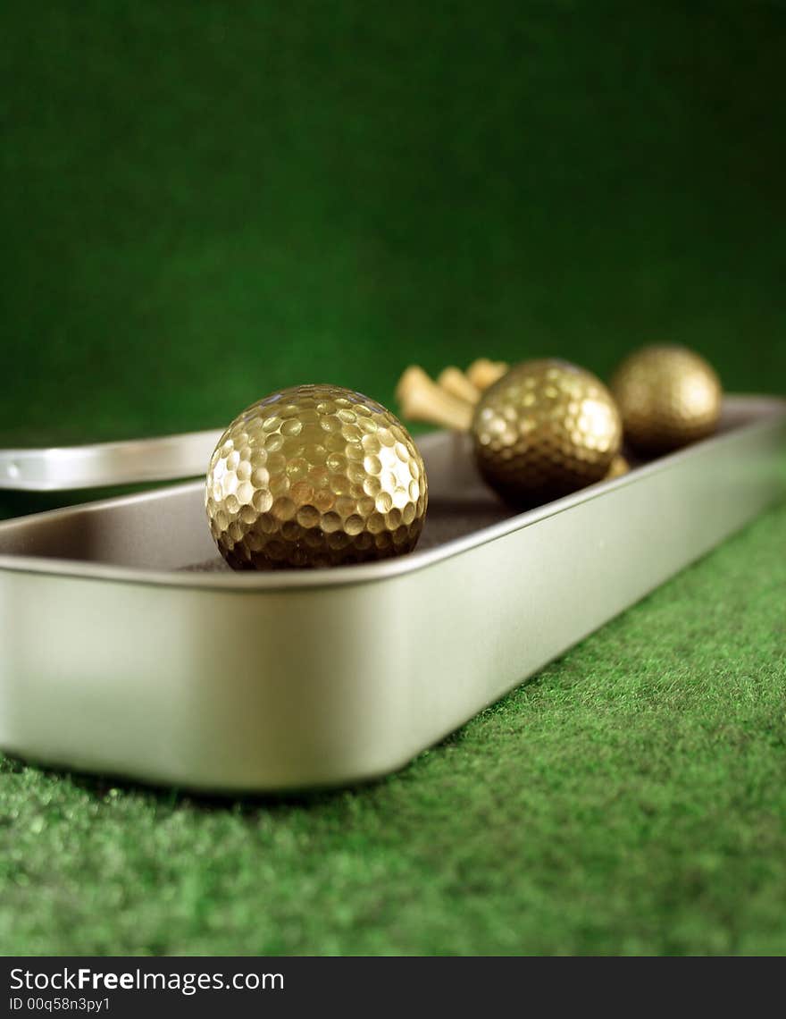 Golden golfballs in gift set for luxury play