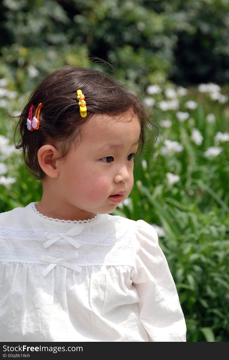 Beautiful girl in white，In front of white flowers