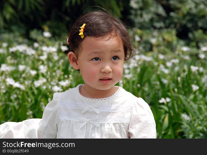 Beautiful girl in white，In front of white flowers