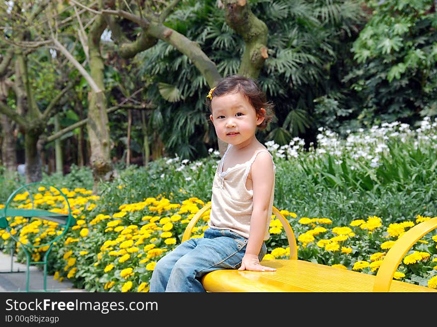 Beautiful china girl， In flowers 。 very hahppy！. Beautiful china girl， In flowers 。 very hahppy！