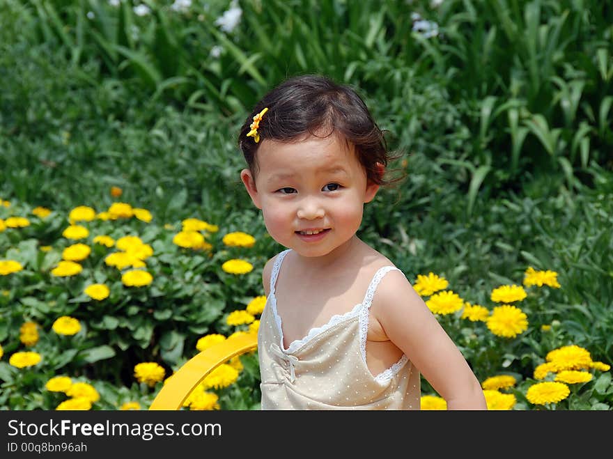 Beautiful china girl， In flowers 。 very hahppy！. Beautiful china girl， In flowers 。 very hahppy！