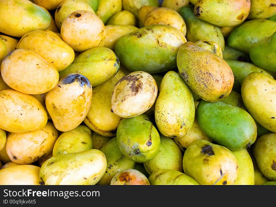 Pile of green and yellow mangos