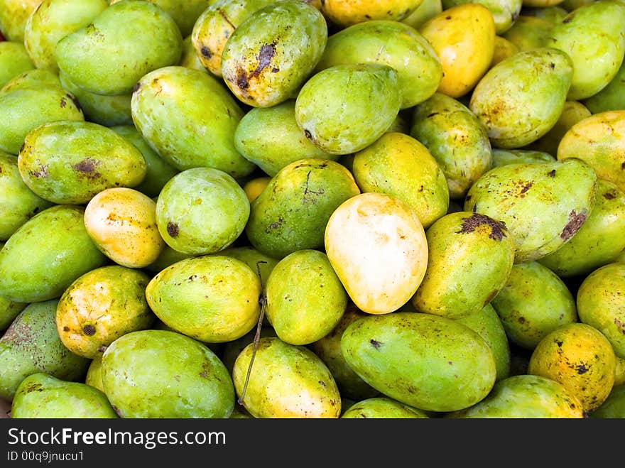 Pile of green and yellow mangos