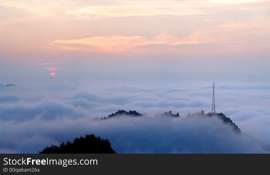 The sunrise and cloud plains of the Qianlin Mountains looks very beautiful.