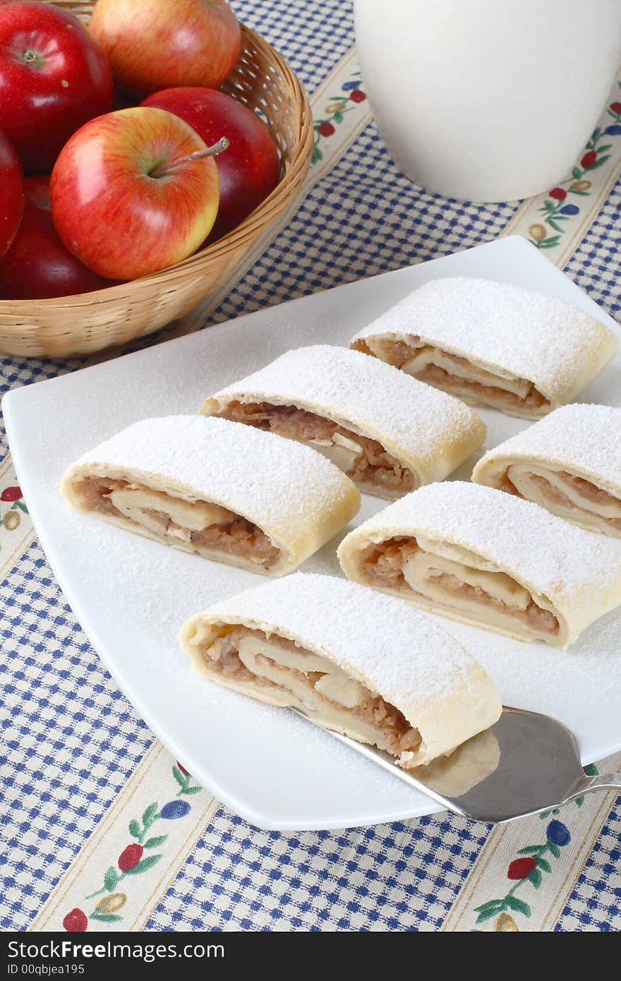 Apple roll (strudel)