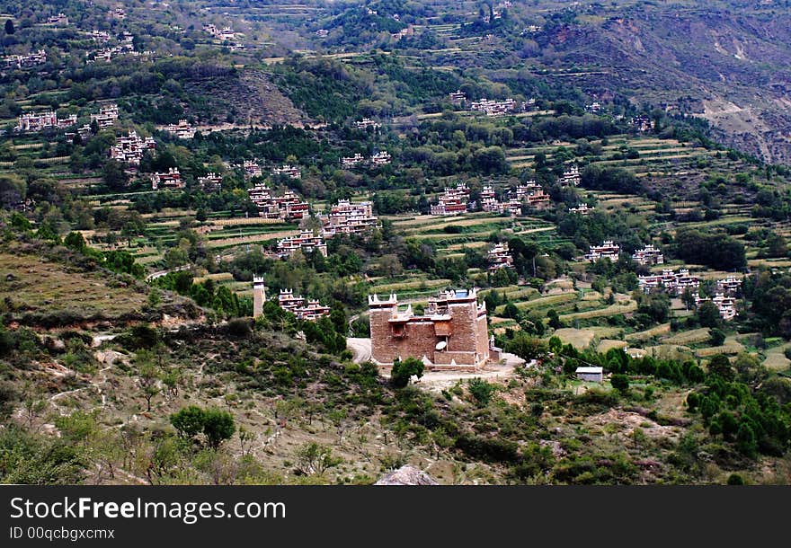 Those beautiful house use to be lived by rich Tibetan and now becomes a tourist spot. Those beautiful house use to be lived by rich Tibetan and now becomes a tourist spot