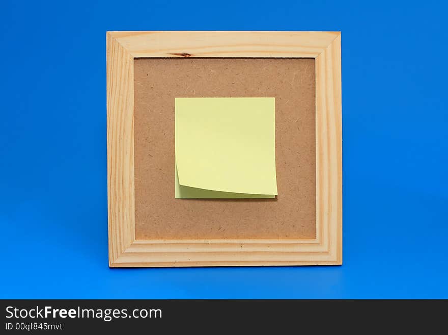 Yellow note paper is pinned to the framework, bulletin board.