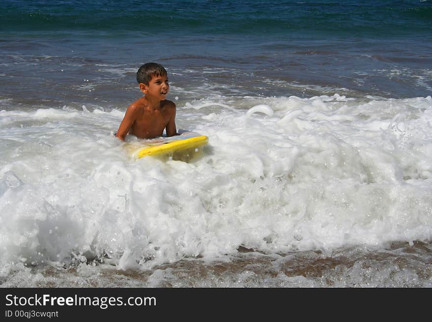 Arriving with the wave to the sea side. Arriving with the wave to the sea side