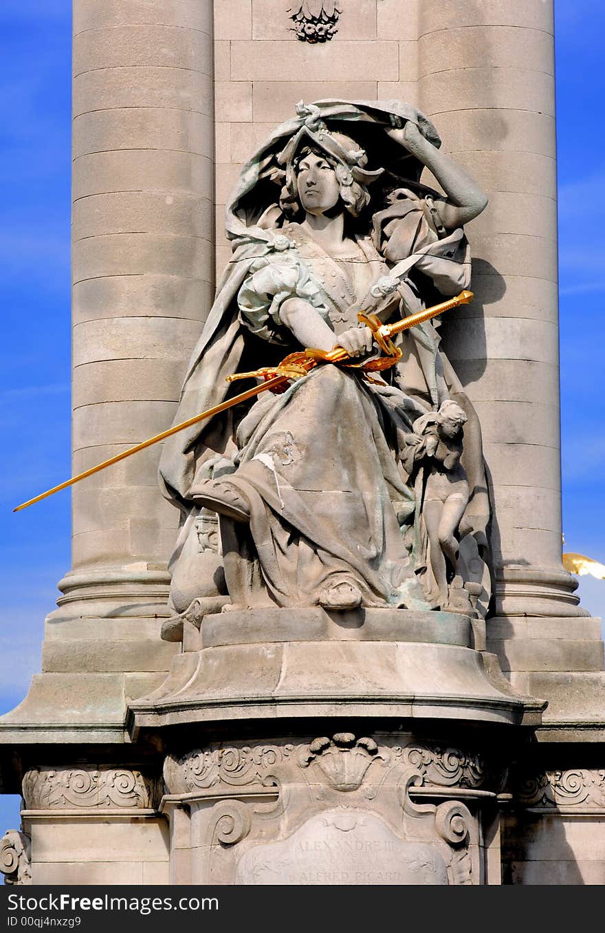 France, paris: Statues of Alexander III bridge