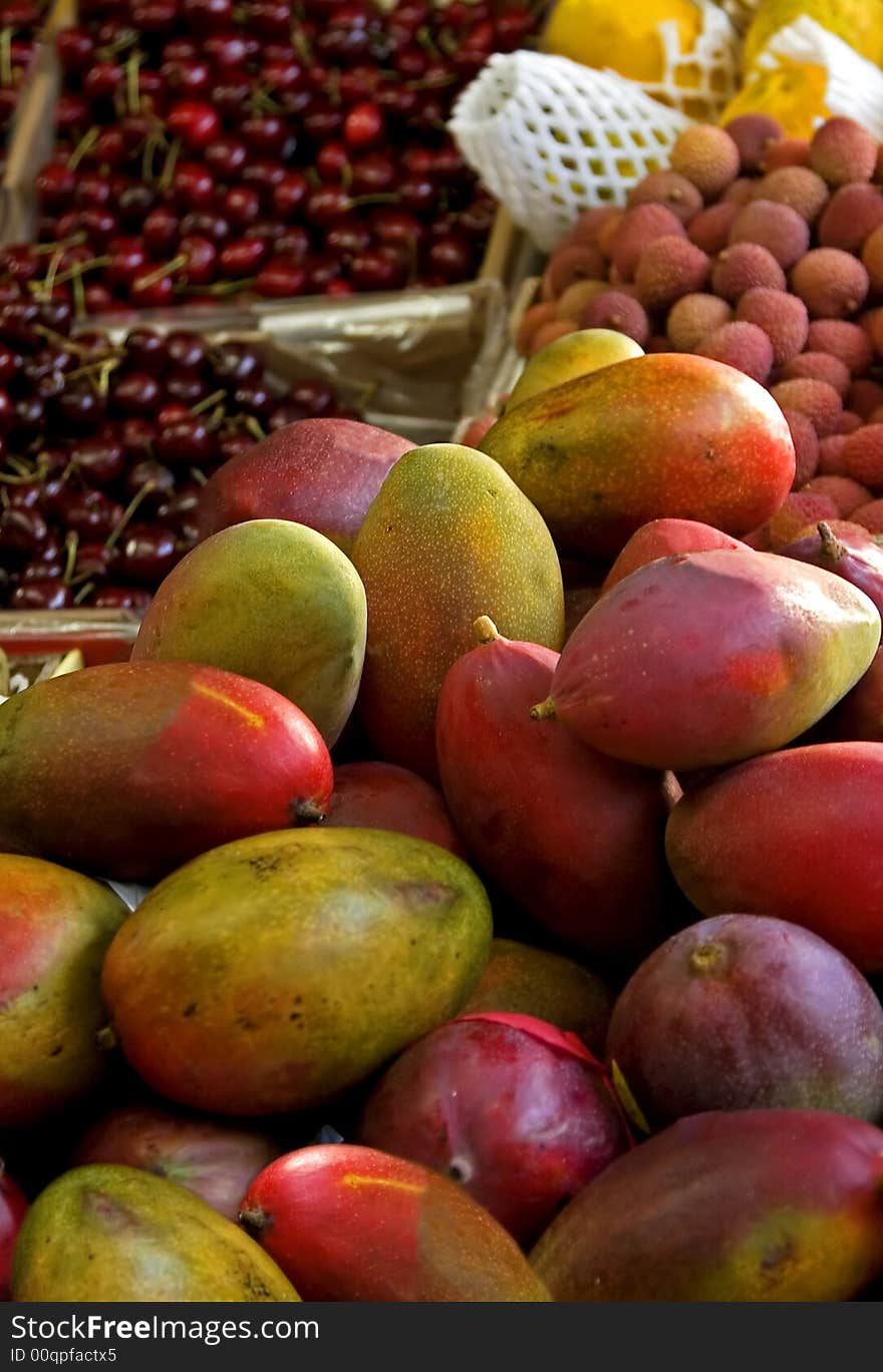 Fresh mangoes and other fruit in a street market