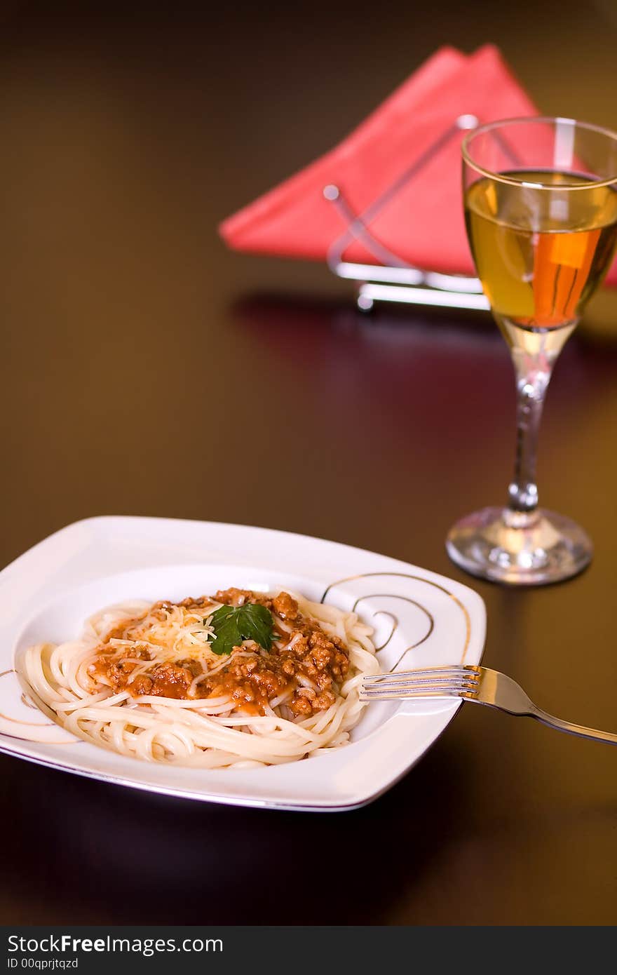 Spaghetti and wine on table