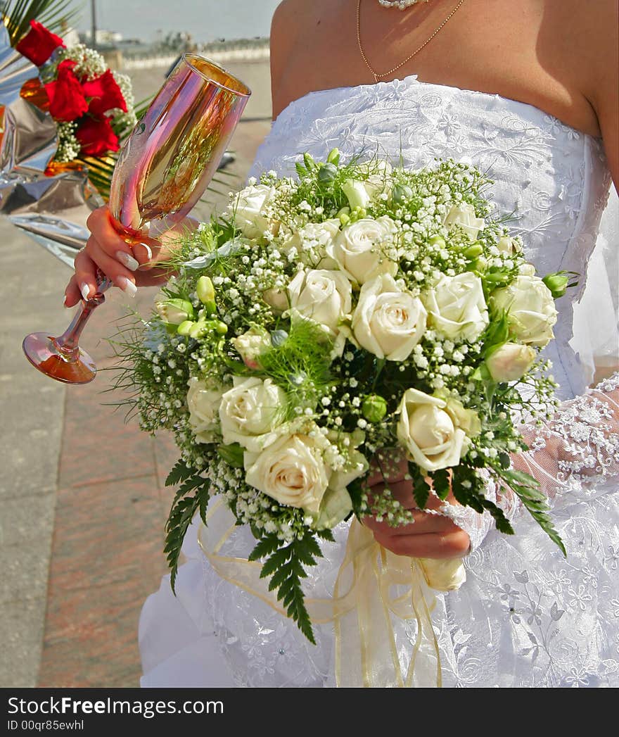 Bride with a bouquet It is reflected in a glass