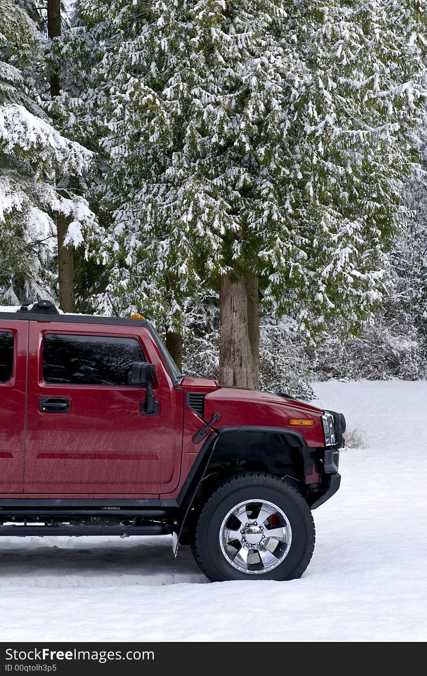 Off road Hummer H2 in the snow