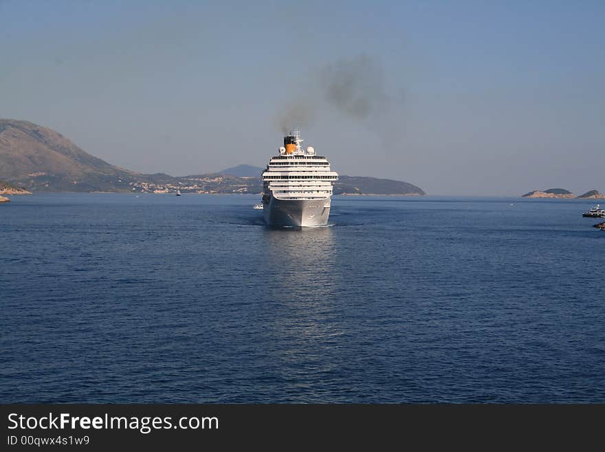 Photo of big white crouise ship