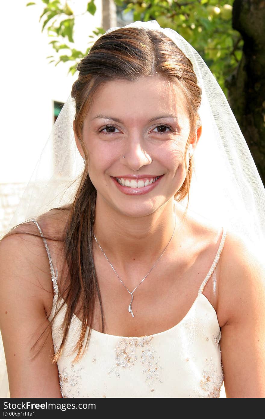 Young bride posing in the wedding day