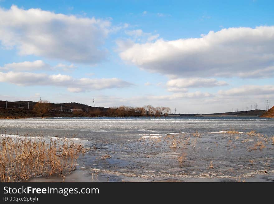 In winter,the dam is freezen. In winter,the dam is freezen