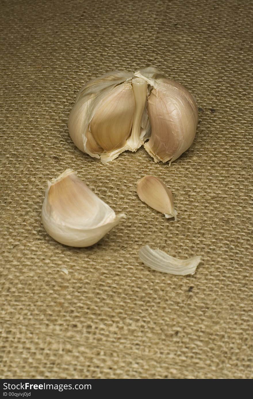 Garlic on the linen fabric.