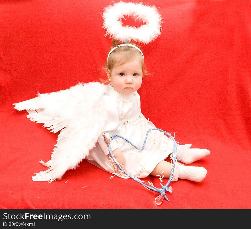 Girl an angel gets on the hip a heart on a red background