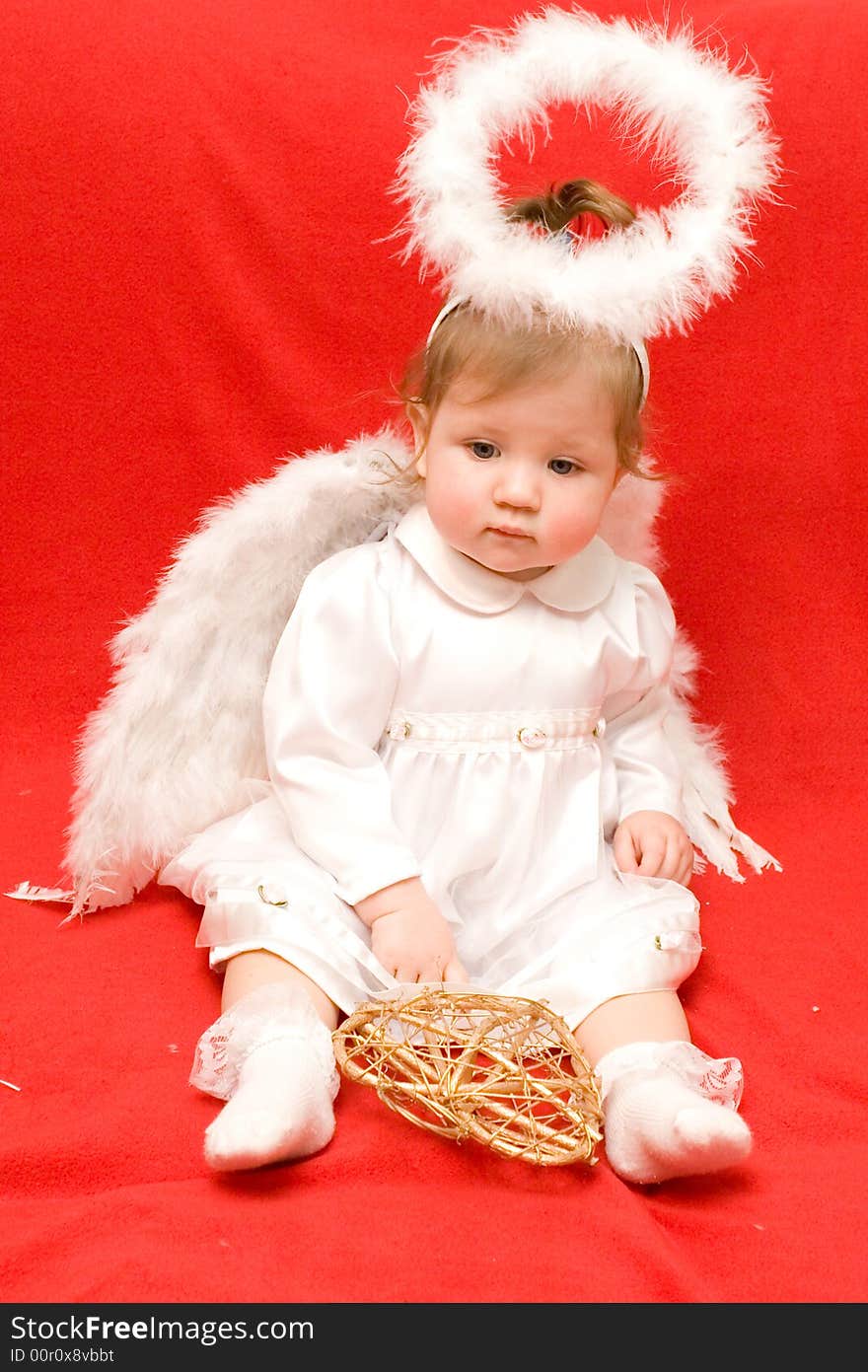 Girl an angel gets on the hip a heart on a red background