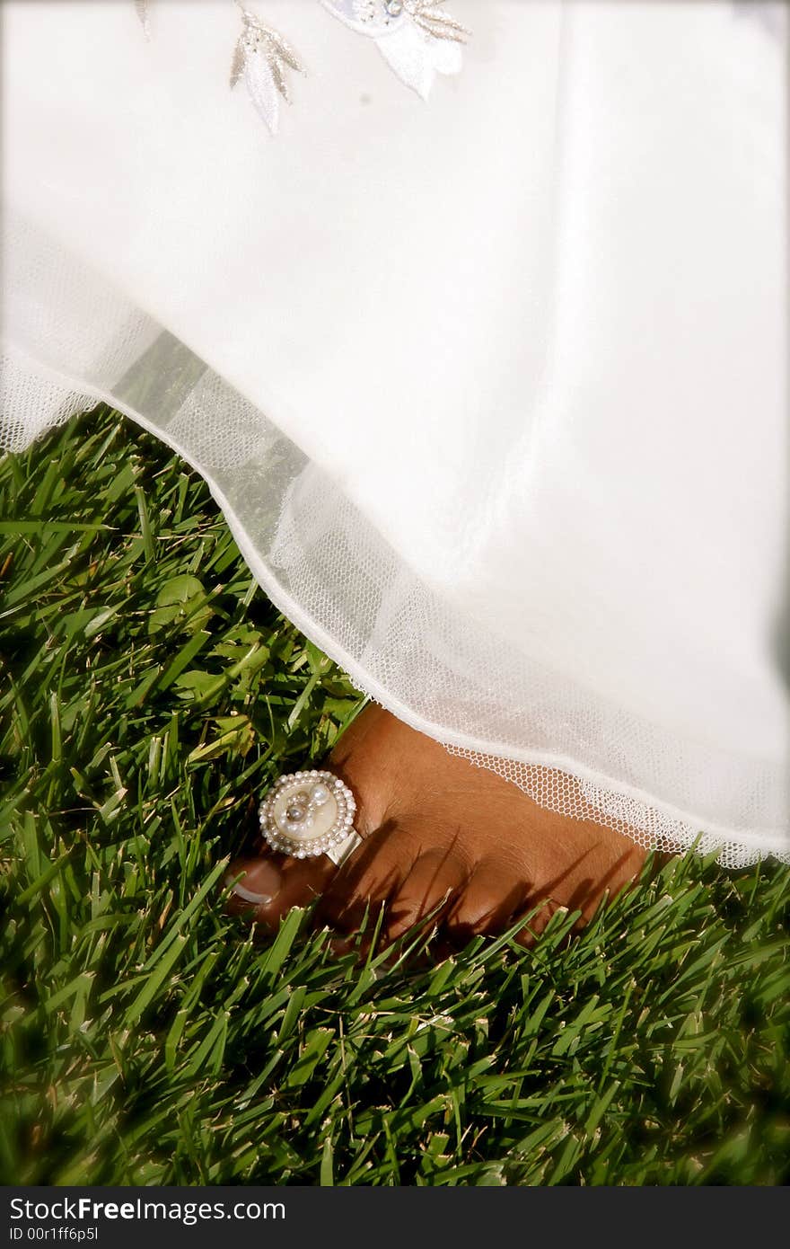 Bride detail toe in grass