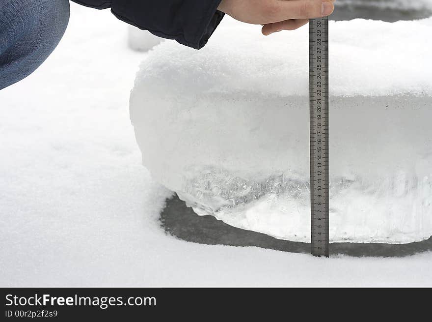 Foto of the cube of ice which measure by ruler